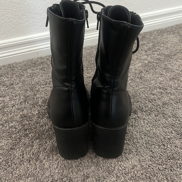 Black boots - Picture 2 of 5